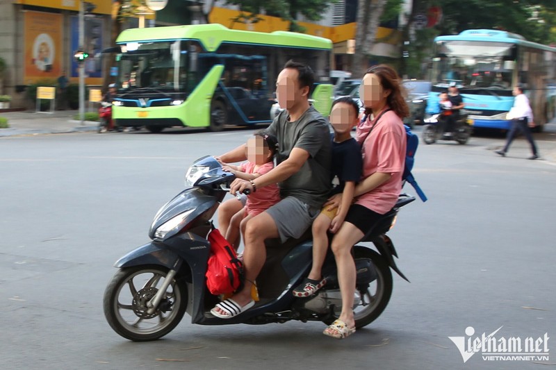 Bố mẹ 'nguy hiểm', học sinh Hà Nội di chuyển bằng xe máy-Hinh-6