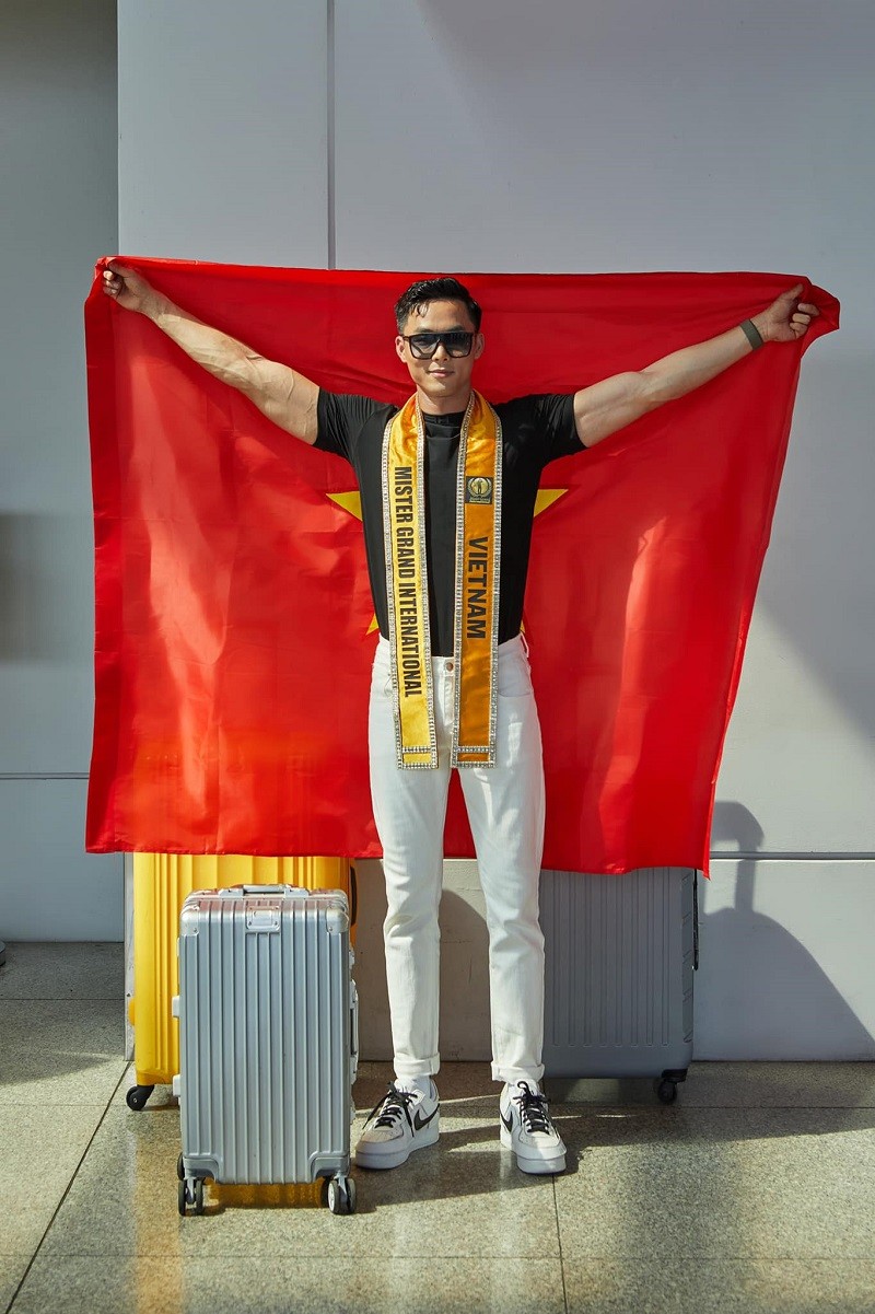Vũ Linh mang hơn 100kg hành lý thi Mister Grand International