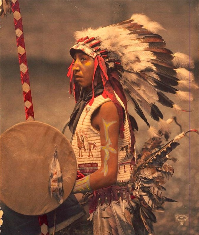 Thổ dân da đỏ với chiếc mũ lông vũ  biểu tượng của sự tôn kính