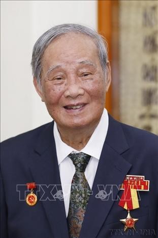 Dong chi Vu Oanh, nguyen Truong ban Kinh te Trung uong  tu tran