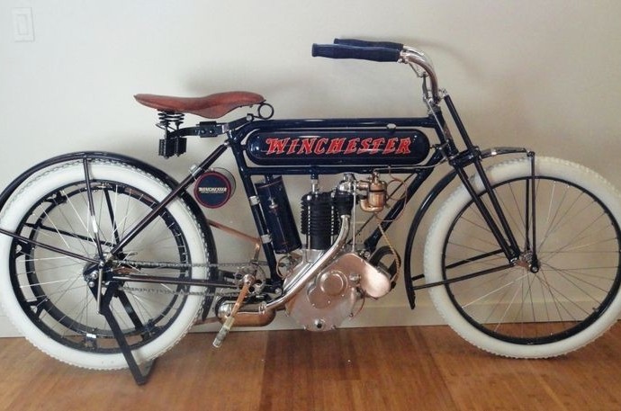 Xe đạp gắn máy đời cổ trị giá bằng 3 chiếc SH trưng bày tại Hà