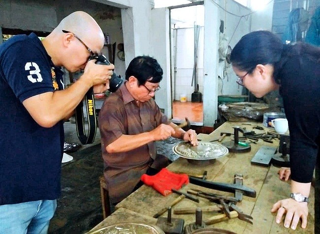 https://photo-cms-kienthuc.epicdn.me/zoom/800/uploaded/quynhanh/2022_02_01/tinh-tuy-nghe-cham-bac-dong-xam-ngh----nh--n-th---ng-1612003538-871-width650height475_npwd.jpg