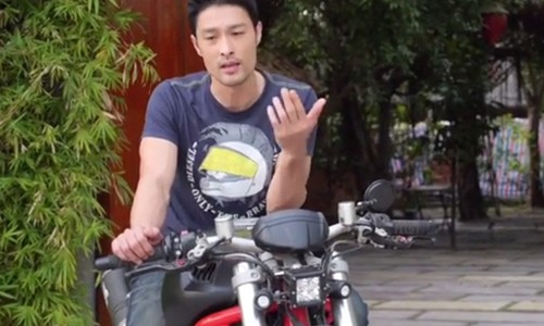 Johnny Tri Nguyen day lai xe moto phan khoi lon cuc ngau