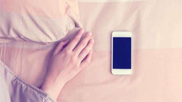 5 vật dụng tuyệt đối không để đầu giường tránh ảnh hưởng sức khỏe