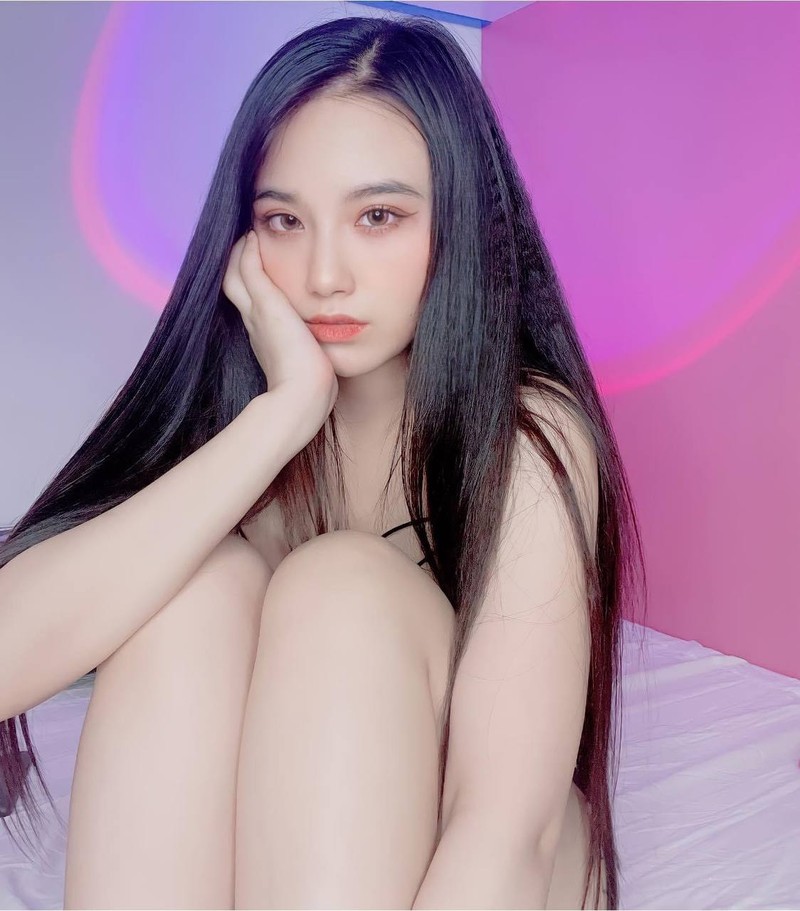 hot-girl-linh-miu-lo-diem-nhay-cam-khi-quay-clip-nhao-lon.jpg