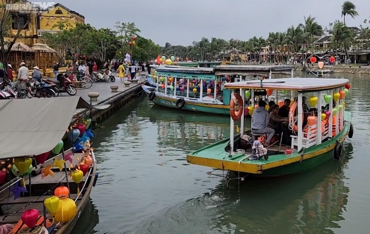 English: Pho co Hoi An in Tet Nguyen dan-Hinh-8