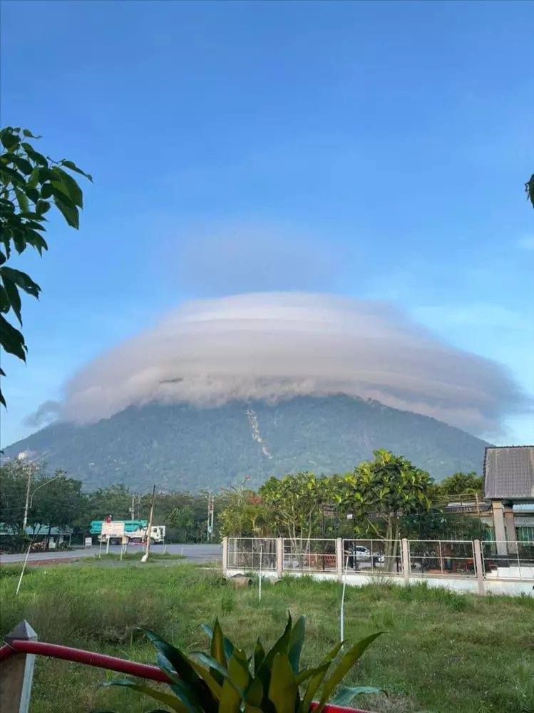 Bat ngo su that dam may nhu UFO bao quanh dinh nui Ba Den-Hinh-4