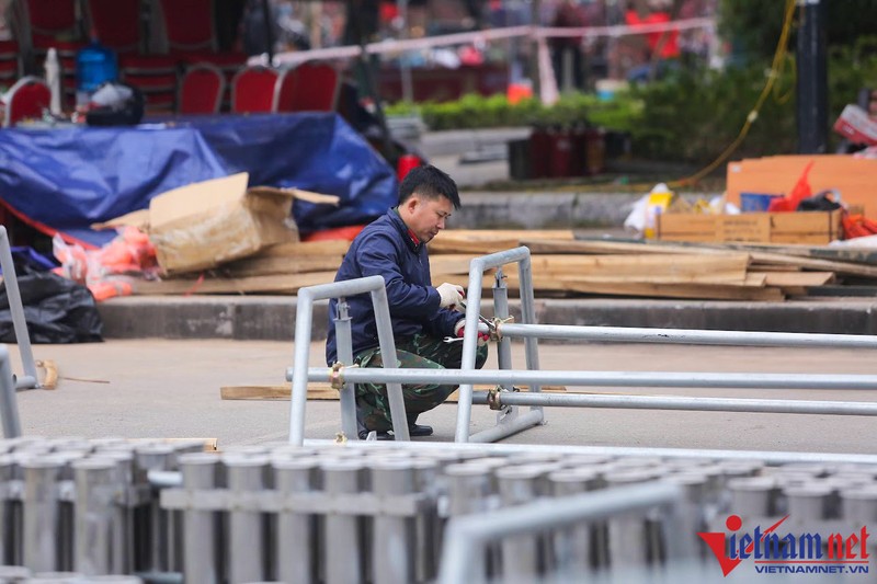 Ha Noi: Tam Dung pho di bo Ho Guom de ban firework-Hinh-7