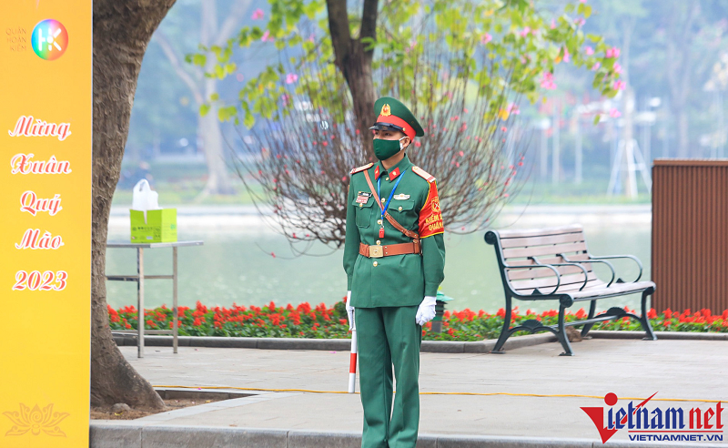 Ha Noi: Tam Dung pho di bo Ho Guom de ban firework-Hinh-3