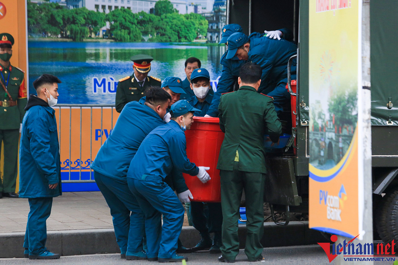 Ha Noi: Tam Dung pho di bo Ho Guom de ban firework-Hinh-4