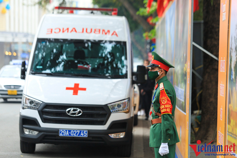 Ha Noi: Tam Dung pho di bo Ho Guom de ban firework-Hinh-5