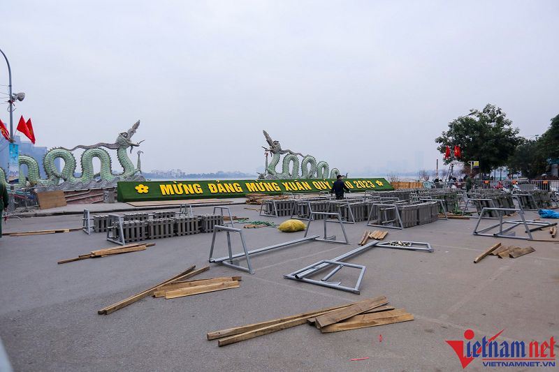 Ha Noi: Tam Dung pho di bo Ho Guom de ban firework-Hinh-6