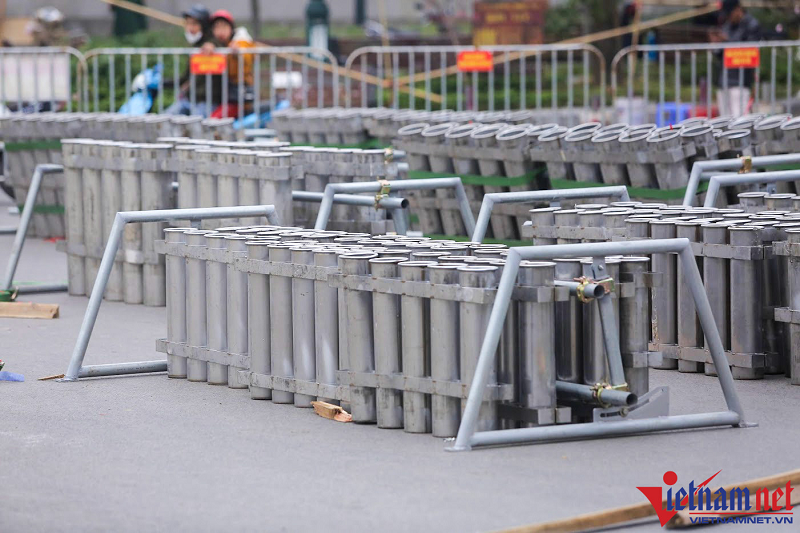 Ha Noi: Tam Dung pho di bo Ho Guom de ban firework-Hinh-8