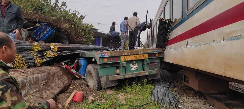 The car has a great deal of damage to the car and the earring in Ha Noi-Hinh-2