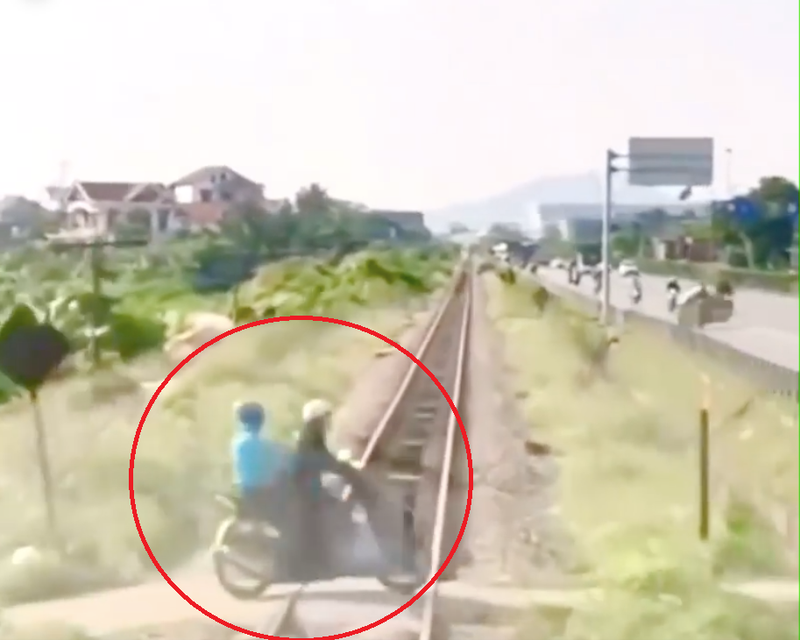 Video: Tai xe phong xe may vuot dau tau khien dan mang khiep so