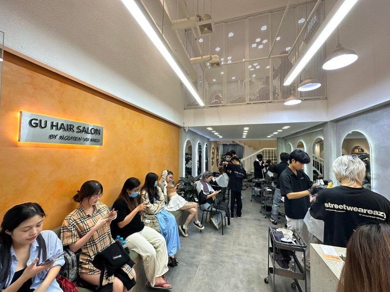 Tiệm nail salon tóc kín khách đến tận nửa đêm