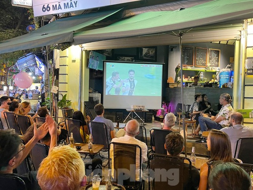Nguoi dan pho co Ha Noi be tivi ra via he xem World Cup-Hinh-4