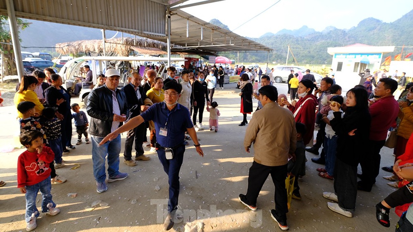 The number of tourists due to visit the festival right at the end of Tet Nguyen and Quy Mao-Hinh-2