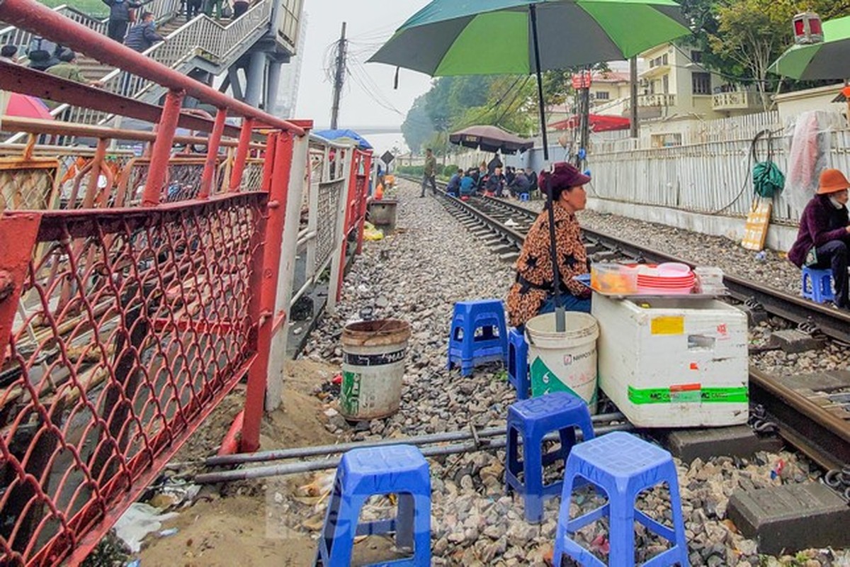 Ha Noi: Officials look up, customers are right on the street...