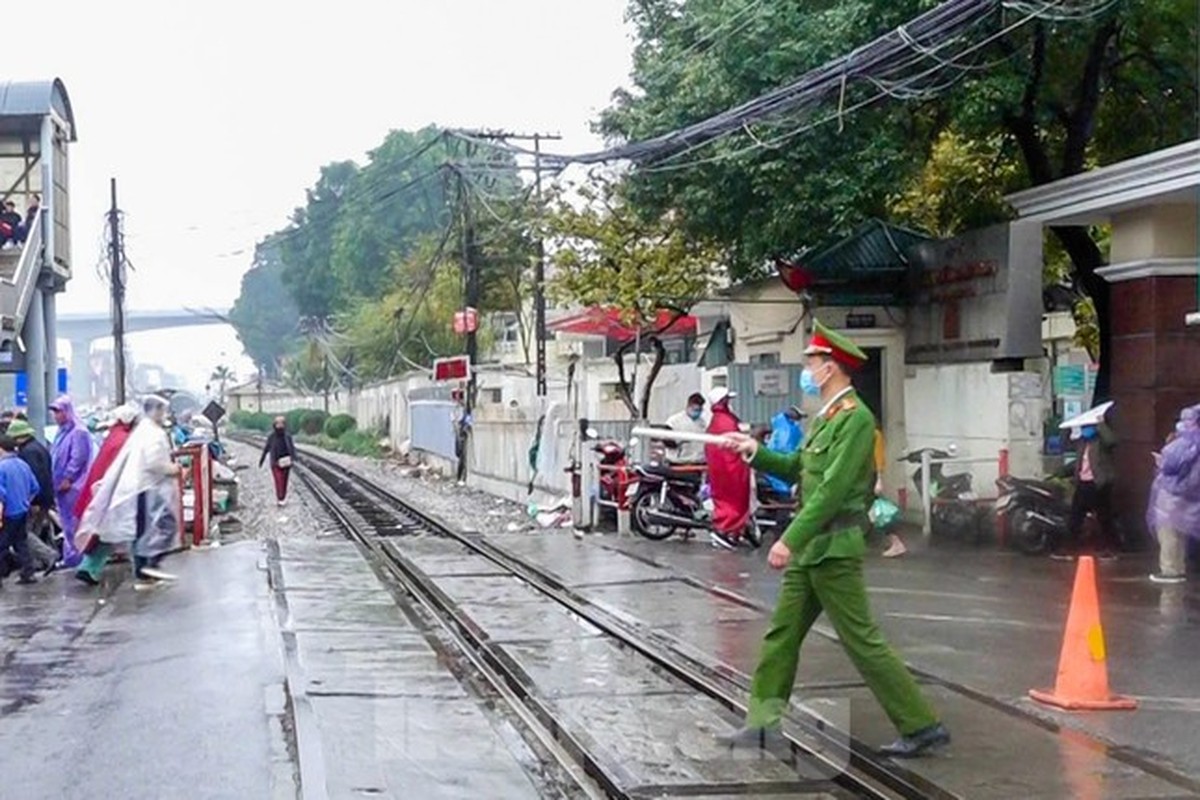 Ha Noi: Officials look up, guests are right on the street...