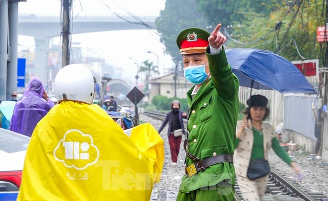 Ha Noi: Officials look up, customers are right on the street...