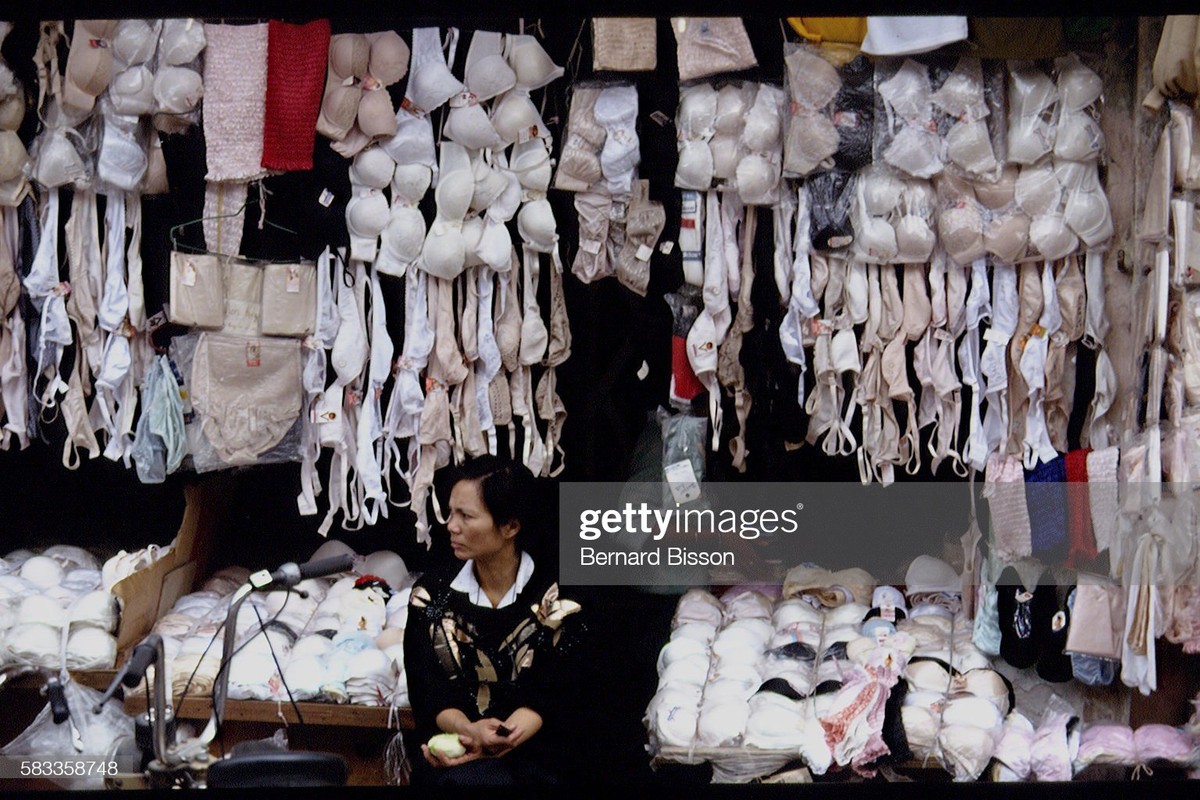 Cuộc hội ngộ nam 1993 của Bernard Bisson tại Hà Nội-Hinh-3