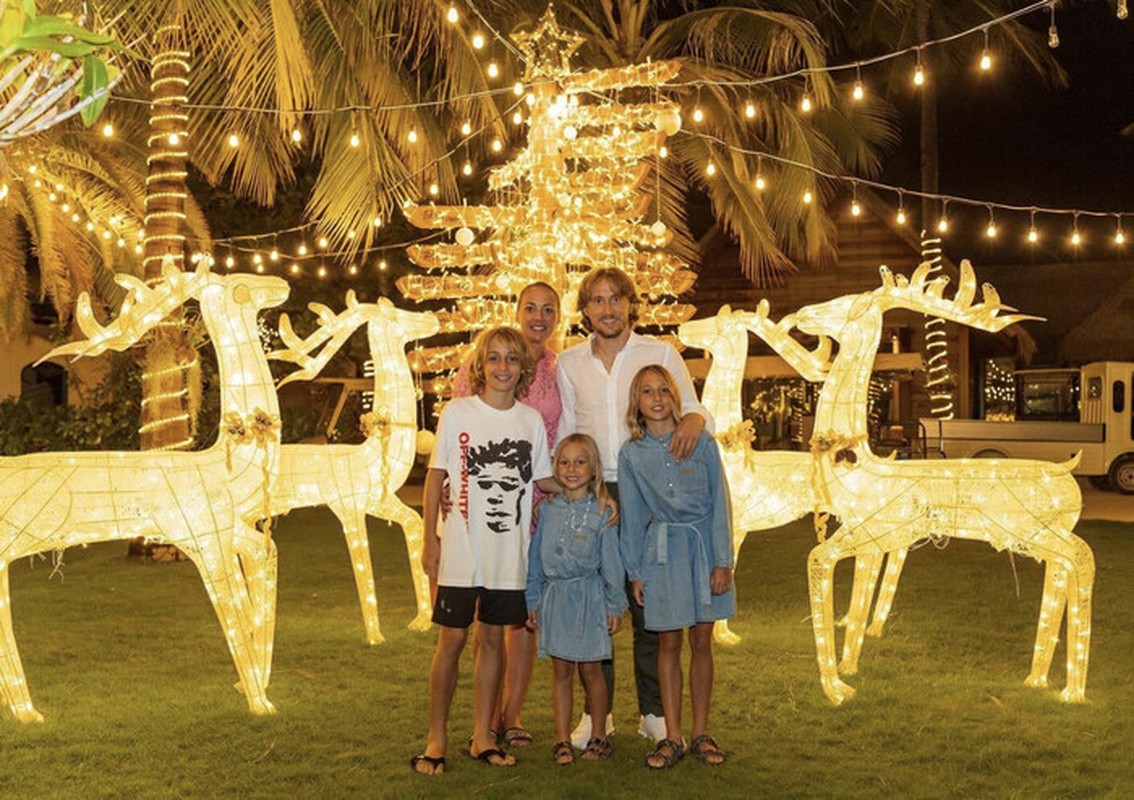 Messi gây sốt khi khoe clip quay cảnh vợ nhảy đón Noel - Hình 10 Messi gay sot khi khoe clip quay canh vo nhay don Noel-Hinh-10