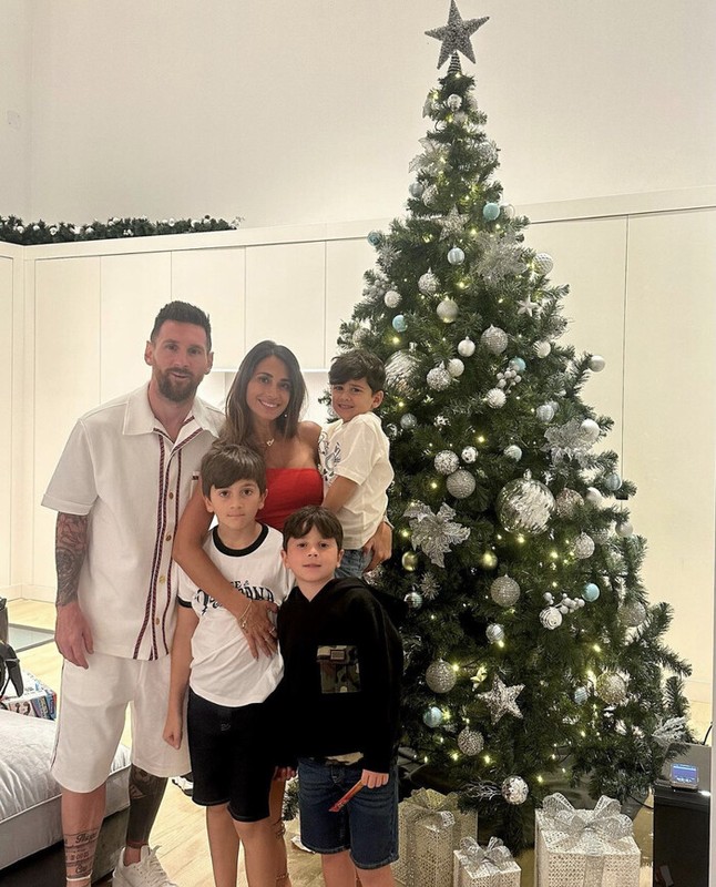 Messi gây sốt khi khoe clip quay cảnh vợ nhảy đón Noel - Hình 3 Messi gay sot khi khoe clip quay canh vo nhay don Noel-Hinh-3