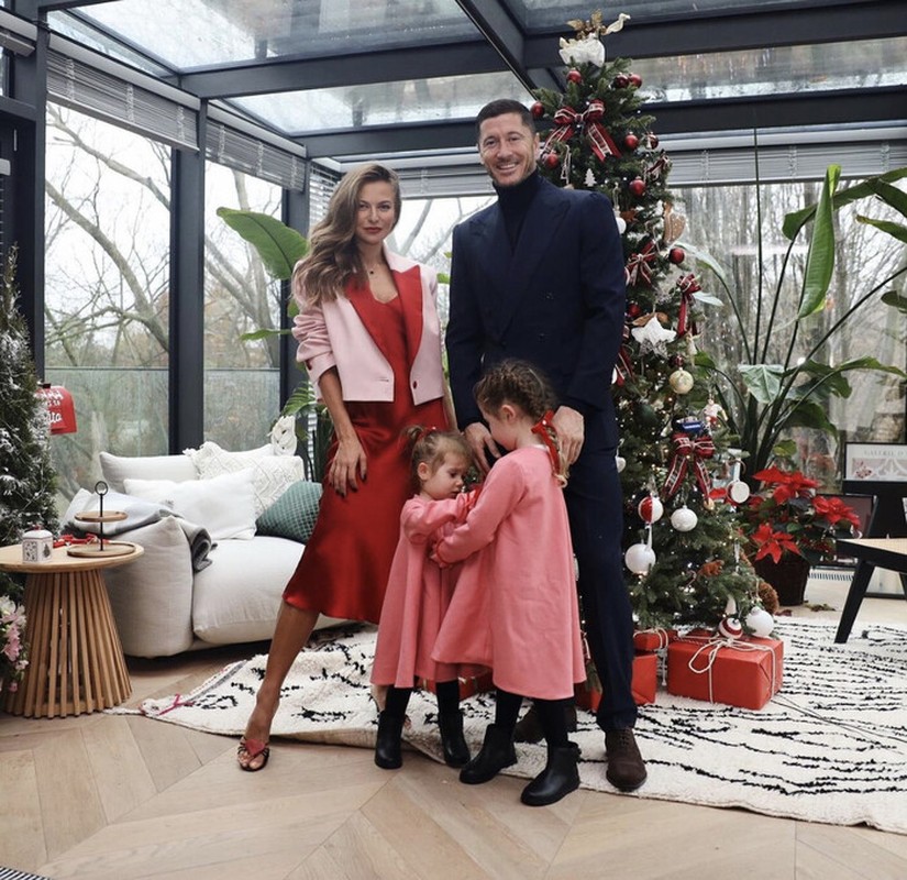 Messi gây sốt khi khoe clip quay cảnh vợ nhảy đón Noel - Hình 6 Messi gay sot khi khoe clip quay canh vo nhay don Noel-Hinh-6