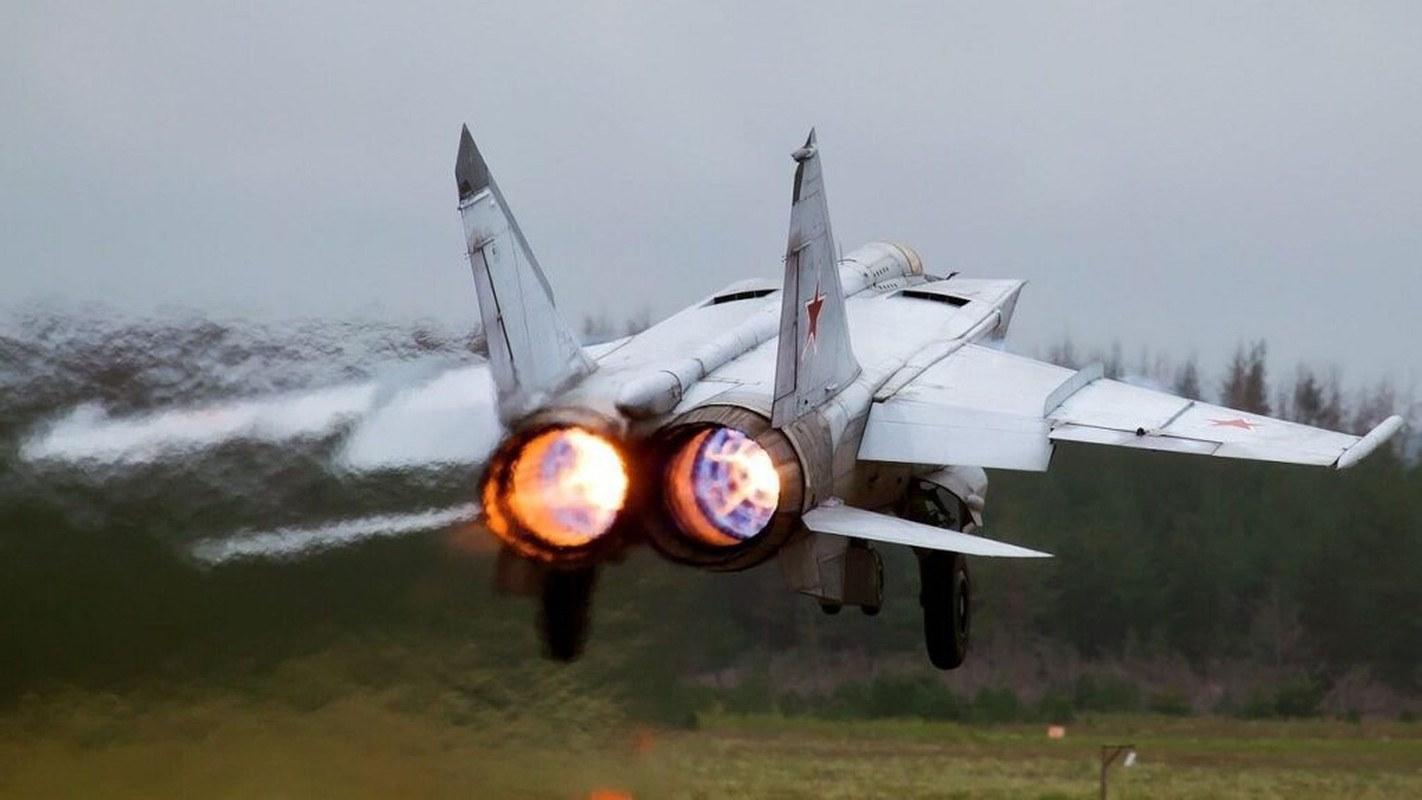Cach tiem kich MiG-25 tung khien ca NATO hoang loan-Hinh-15