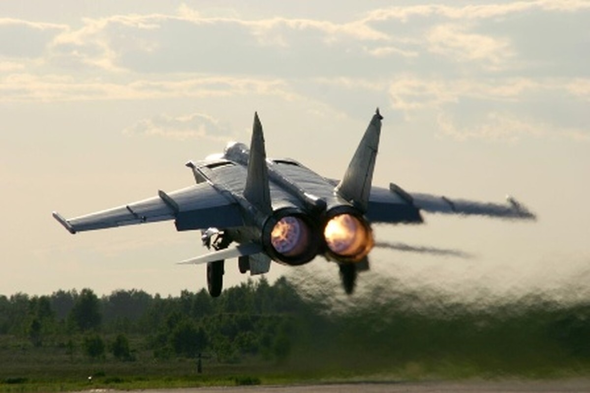 Cach tiem kich MiG-25 tung khien ca NATO hoang loan-Hinh-16