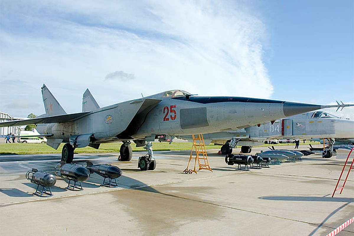 Cach tiem kich MiG-25 tung khien ca NATO hoang loan-Hinh-21