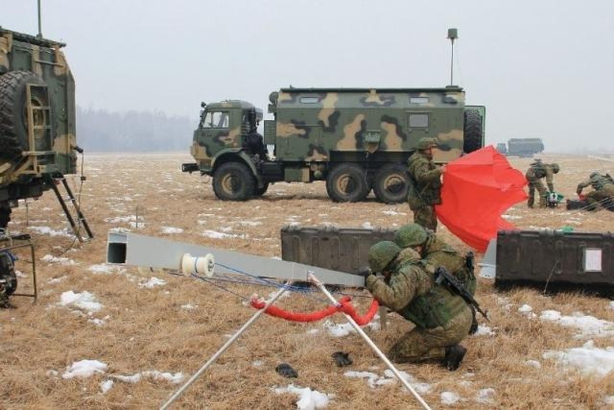 Xem UAV Lancet "đuổi cùng diệt tận" tên lửa phòng không S-300 - Hình 9 Xem UAV Lancet