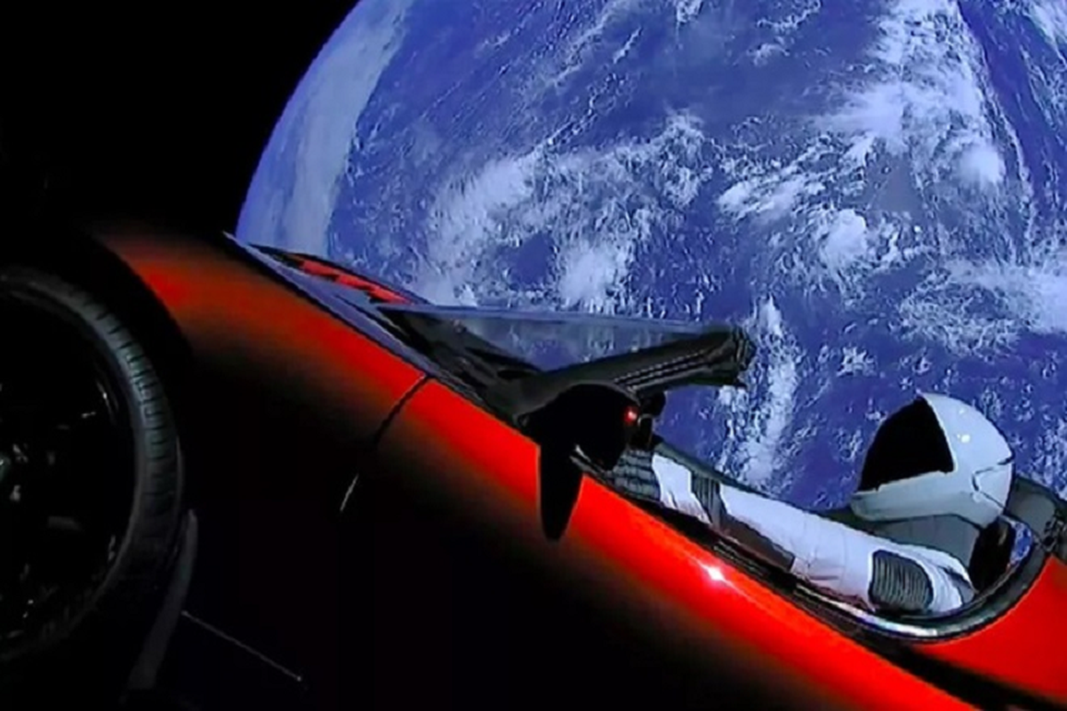 Tesla Roadster cua Elon Musk bay hon 1,6 ty km trong khong gian-Hinh-2