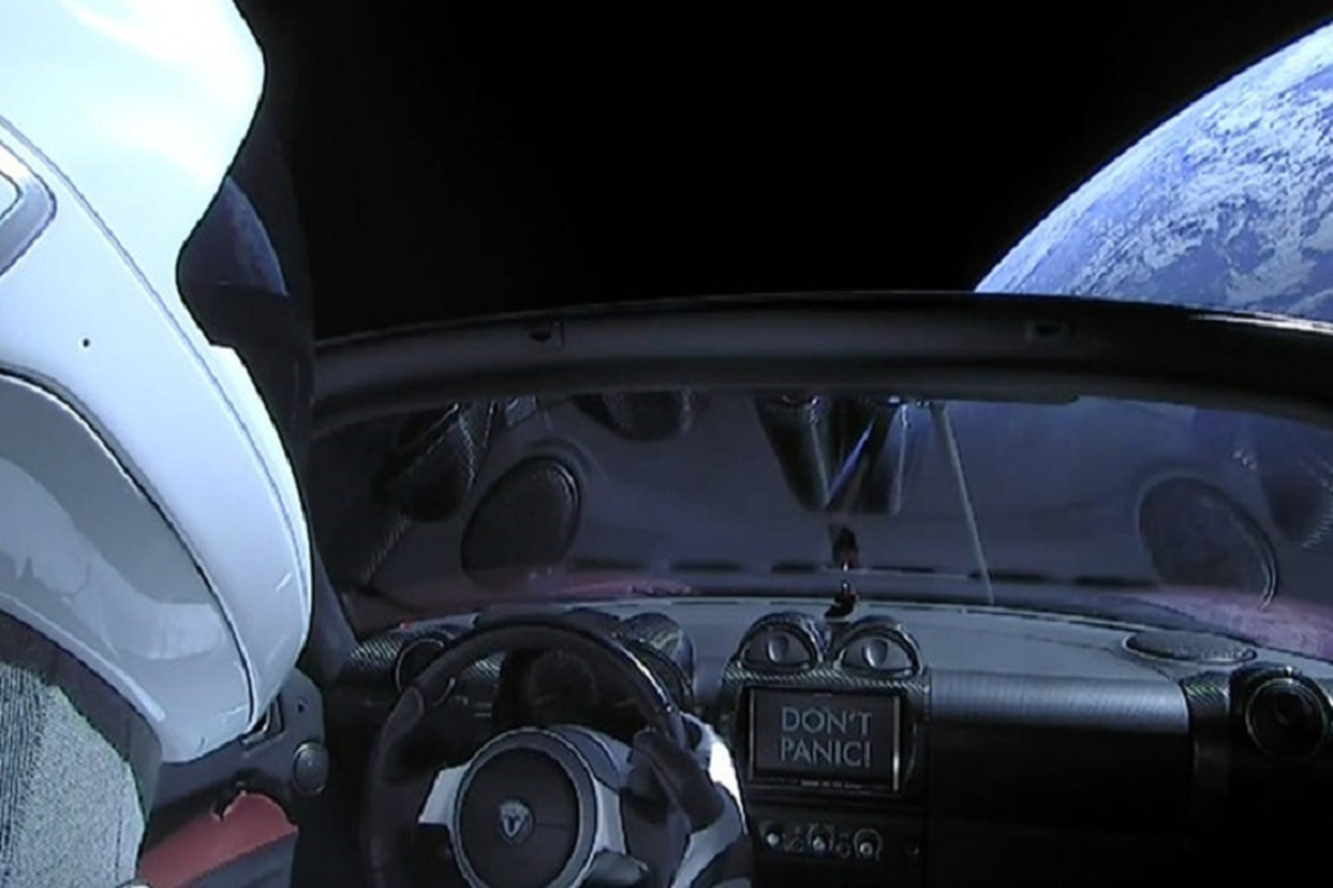 Tesla Roadster cua Elon Musk bay hon 1,6 ty km trong khong gian-Hinh-3