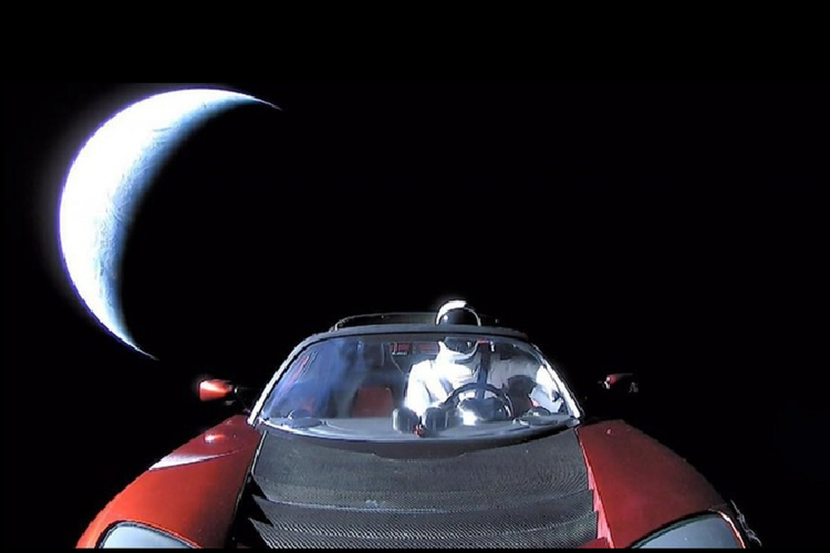 Tesla Roadster cua Elon Musk bay hon 1,6 ty km trong khong gian-Hinh-4