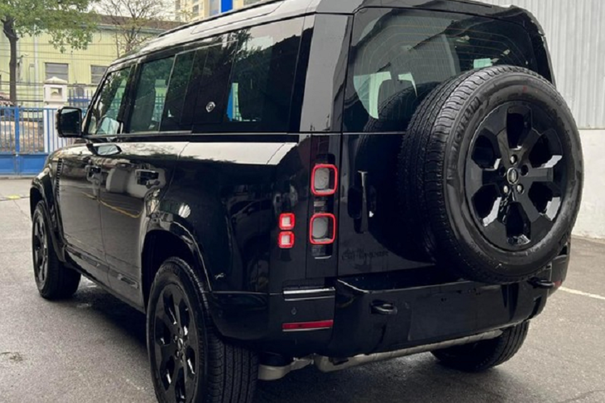 Land Rover Defender X Black Edition tien ty bien 