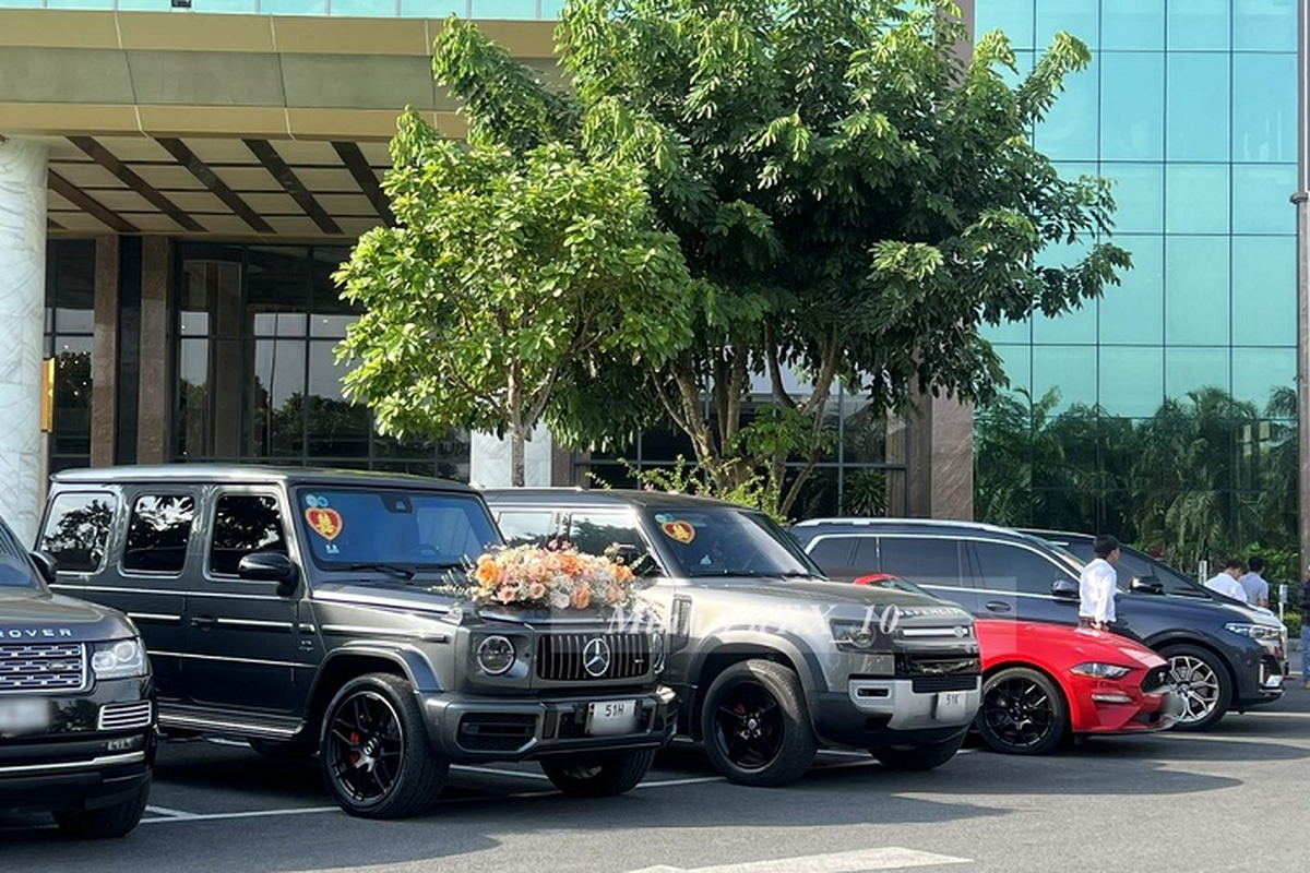 Dàn xe SUV hạng sang hơn 30 tỷ đồng rước dâu tại Cần Thơ - Hình 2 Dan xe SUV hang sang hon 30 ty dong ruoc dau tai Can Tho-Hinh-2