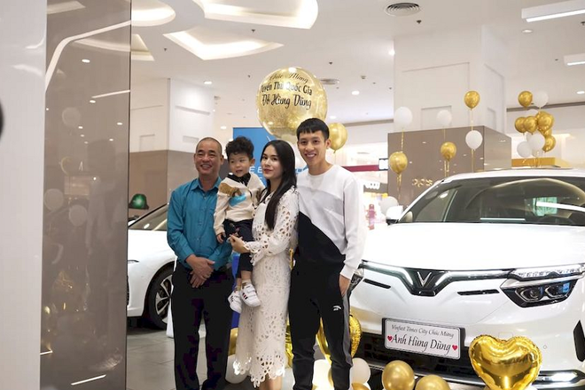 Cầu thủ Đỗ Hùng Dũng tậu SUV điện VinFast VF8 từ 1,29 tỷ đồng Cau thu Do Hung Dung tau SUV dien VinFast VF8 tu 1,29 ty dong
