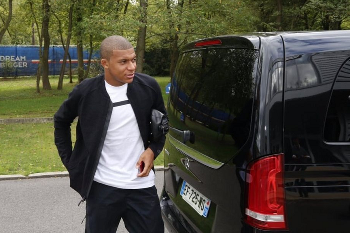 Lionel Messi và Kylian Mbappe - ai sở hữu siêu xe đỉnh cao? - Hình 10 Lionel Messi va Kylian Mbappe - ai so huu sieu xe dinh cao?-Hinh-10