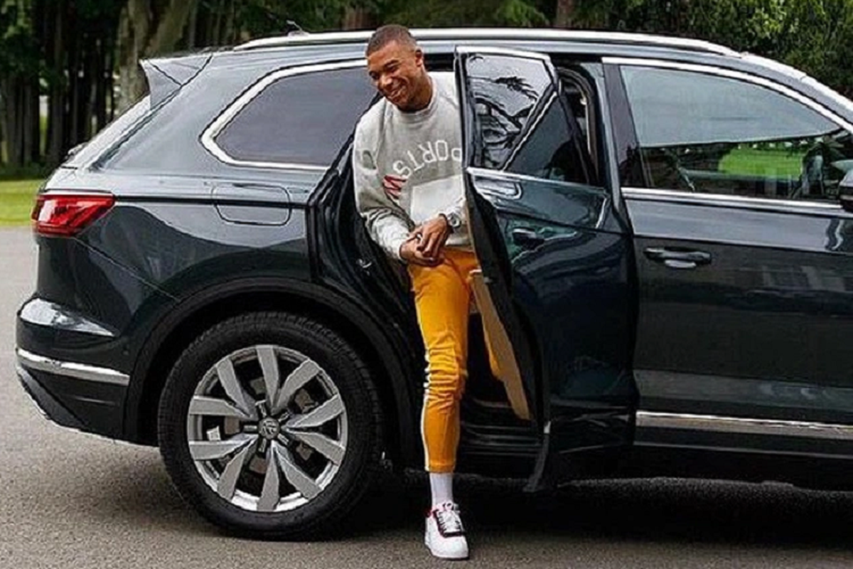 Lionel Messi và Kylian Mbappe - ai sở hữu siêu xe đỉnh cao? - Hình 11 Lionel Messi va Kylian Mbappe - ai so huu sieu xe dinh cao?-Hinh-11