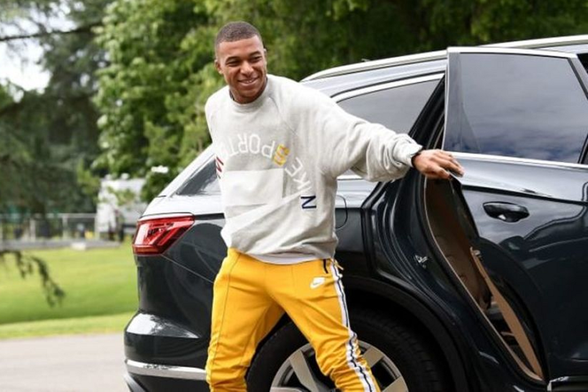 Lionel Messi và Kylian Mbappe - ai sở hữu siêu xe đỉnh cao? - Hình 8 Lionel Messi va Kylian Mbappe - ai so huu sieu xe dinh cao?-Hinh-8