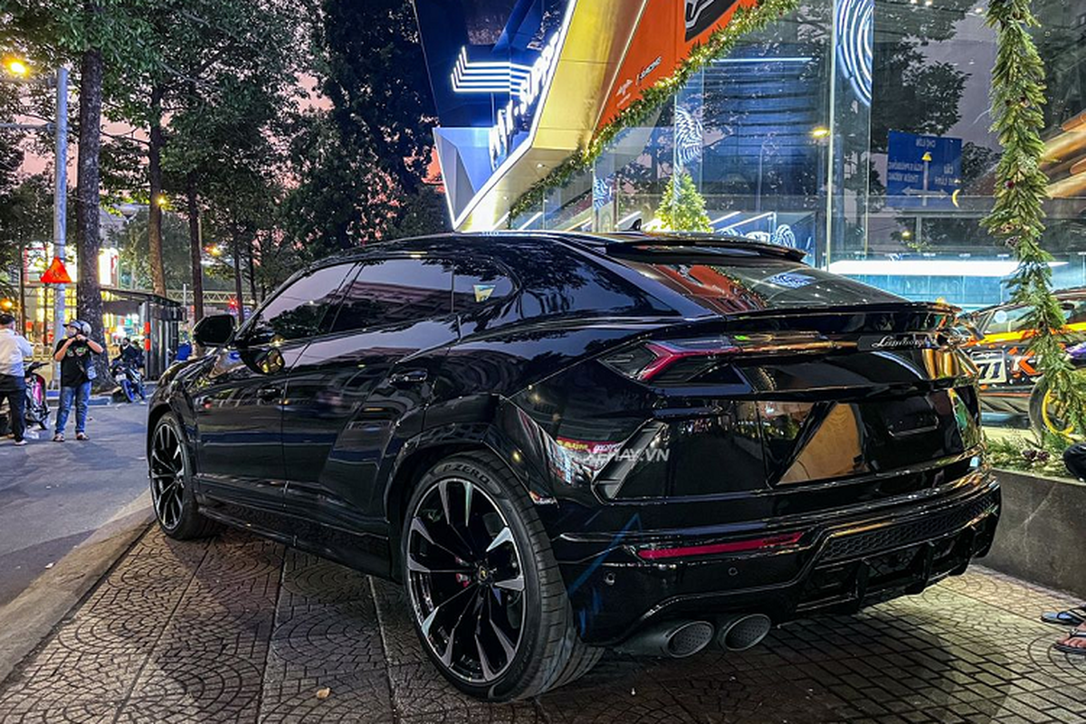 Tận thấy Lamborghini Urus hơn 20 tỷ màu đen "độc nhất" ở Sài Gòn - Hình 10 Tan thay Lamborghini Urus hon 20 ty mau den