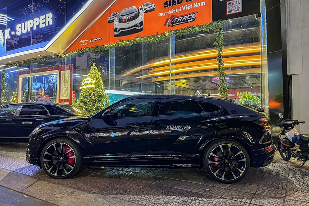 Tận thấy Lamborghini Urus hơn 20 tỷ màu đen "độc nhất" ở Sài Gòn - Hình 3 Tan thay Lamborghini Urus hon 20 ty mau den
