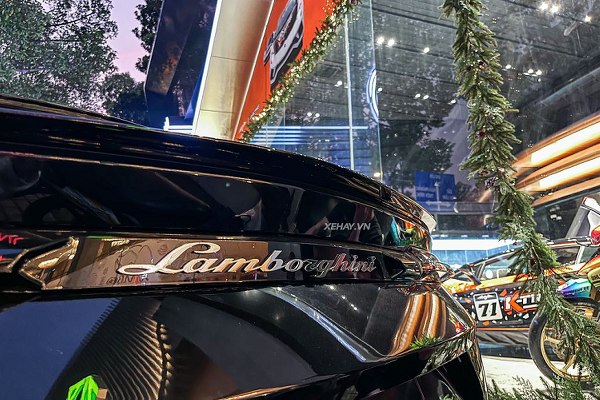 Tận thấy Lamborghini Urus hơn 20 tỷ màu đen "độc nhất" ở Sài Gòn - Hình 4 Tan thay Lamborghini Urus hon 20 ty mau den