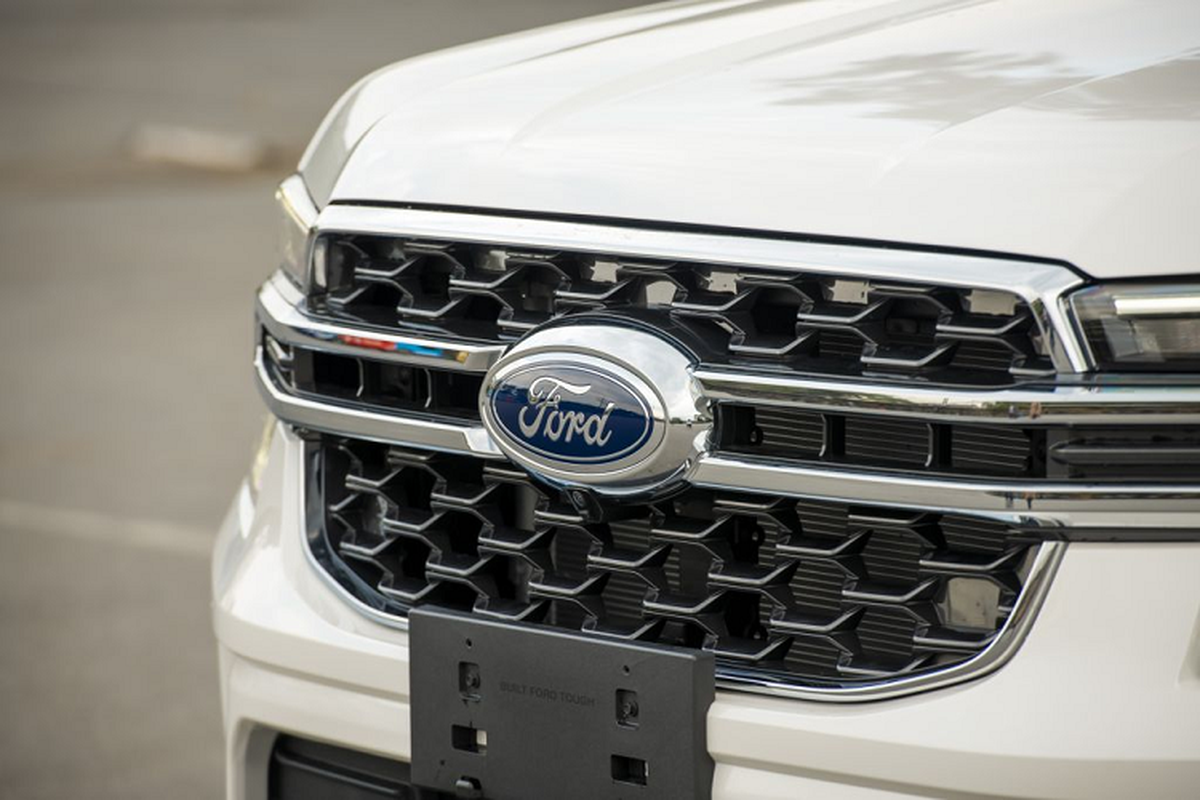 Cận cảnh Ford Everest Titanium 4x2 2023 gần 1,3 tỷ tại Việt Nam - Hình 11 Can canh Ford Everest Titanium 4x2 2023 gan 1,3 ty tai Viet Nam-Hinh-11