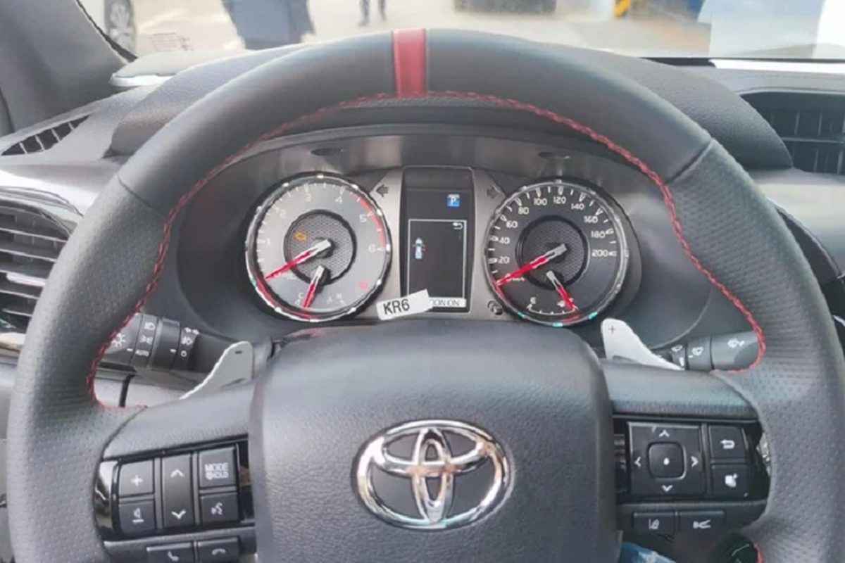 Toyota Hilux GR Sport độc nhất Việt Nam chào bán hơn 1 tỷ đồng - Hình 12 Toyota Hilux GR Sport doc nhat Viet Nam chao ban hon 1 ty dong-Hinh-12