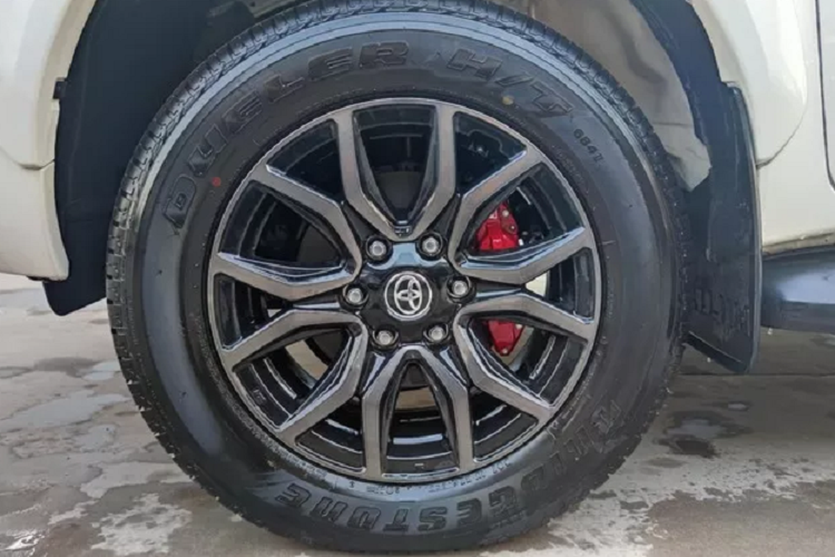Toyota Hilux GR Sport độc nhất Việt Nam chào bán hơn 1 tỷ đồng - Hình 4 Toyota Hilux GR Sport doc nhat Viet Nam chao ban hon 1 ty dong-Hinh-4