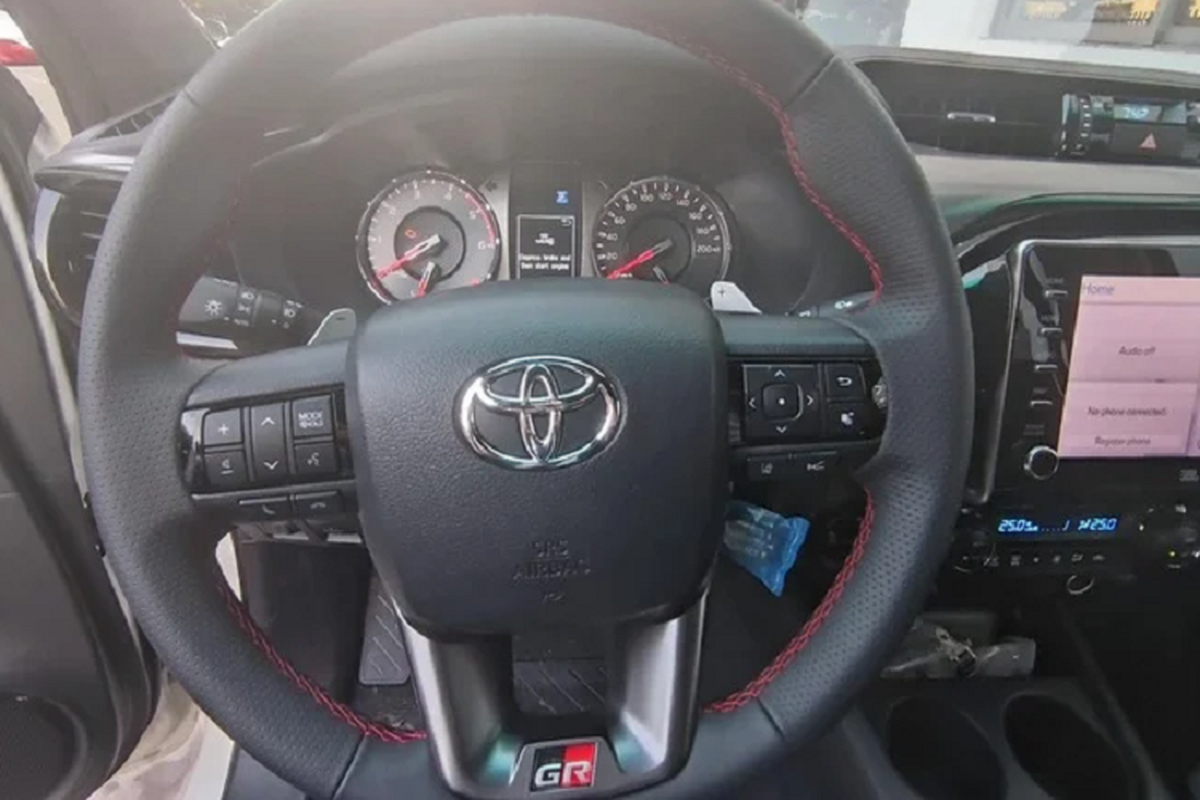 Toyota Hilux GR Sport độc nhất Việt Nam chào bán hơn 1 tỷ đồng - Hình 5 Toyota Hilux GR Sport doc nhat Viet Nam chao ban hon 1 ty dong-Hinh-5