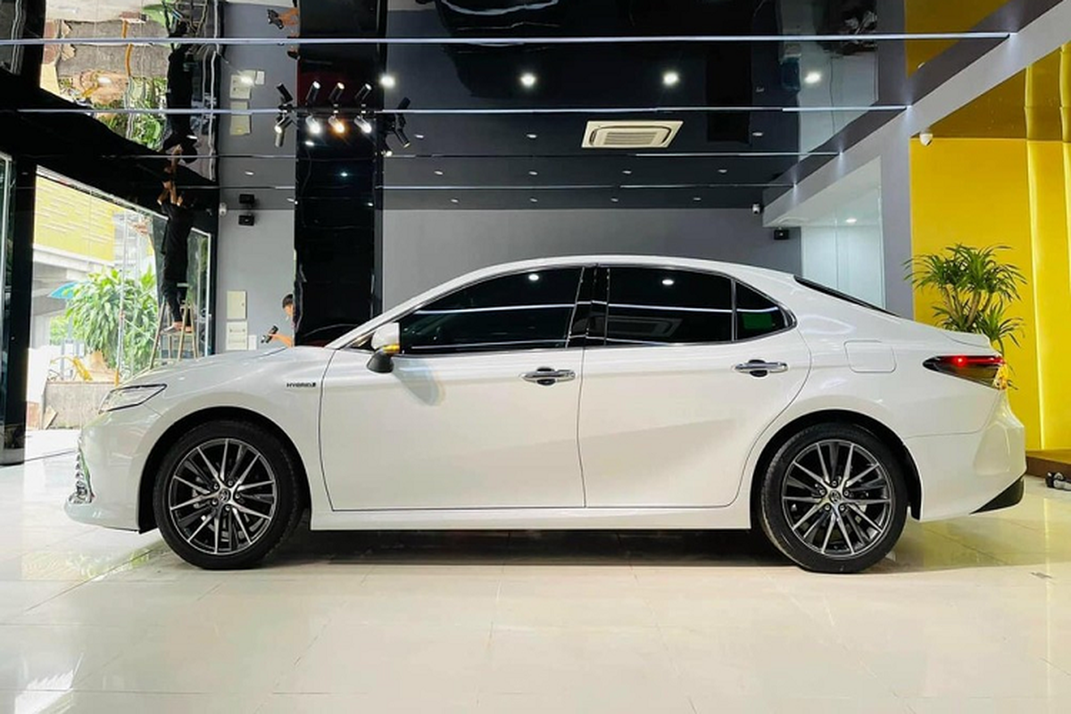Toyota Camry 2022 biển “lộc phát” Hà thành giảm hơn 500 triệu tìm khách - Hình 6 Toyota Camry 2022 bien “loc phat” Ha thanh giam hon 500 trieu tim khach-Hinh-6
